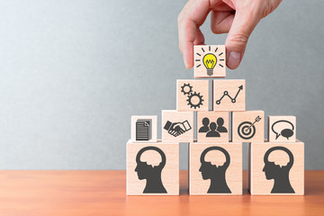 算汽车的油耗是拿油钱除以公里数还是拿公里数除以油钱？