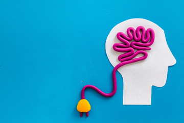 算汽车的油耗是拿油钱除以公里数还是拿公里数除以油钱？