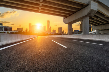 算汽车的油耗是拿油钱除以公里数还是拿公里数除以油钱？