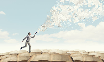 算汽车的油耗是拿油钱除以公里数还是拿公里数除以油钱？