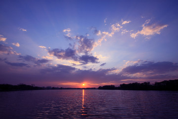 算汽车的油耗是拿油钱除以公里数还是拿公里数除以油钱？